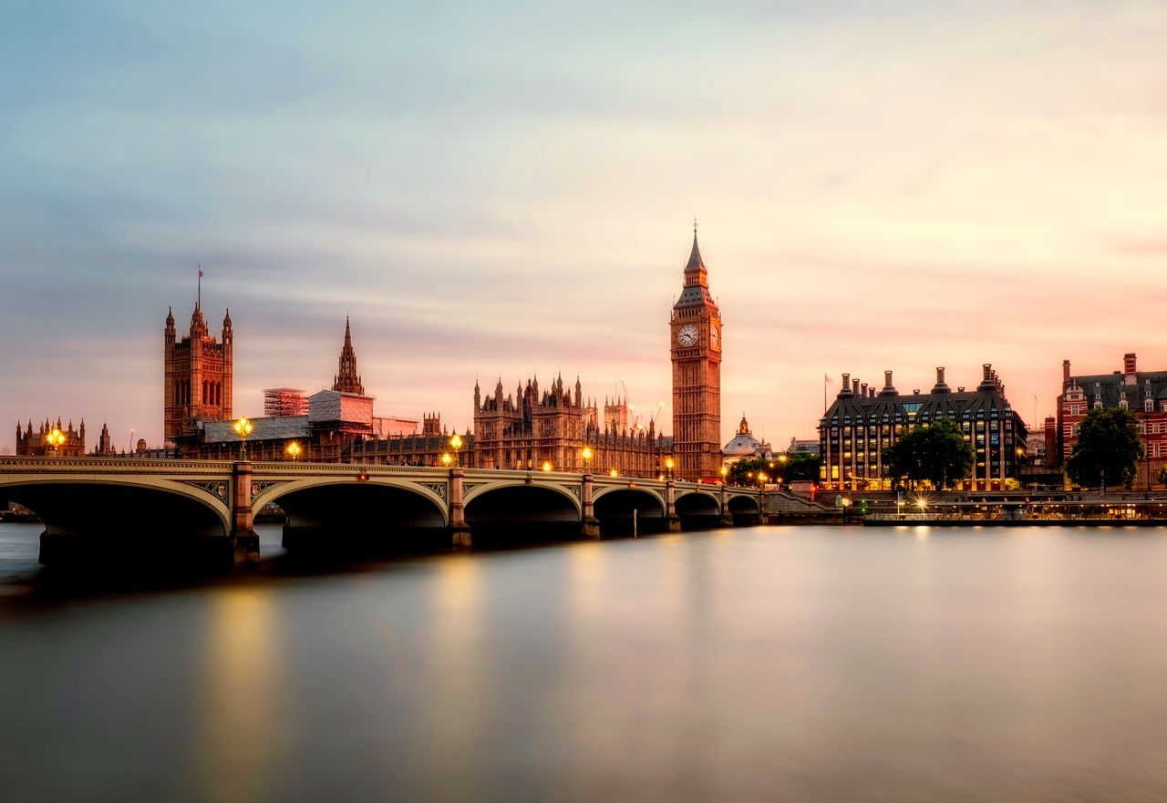 英国留学申请费用构成对比示意图